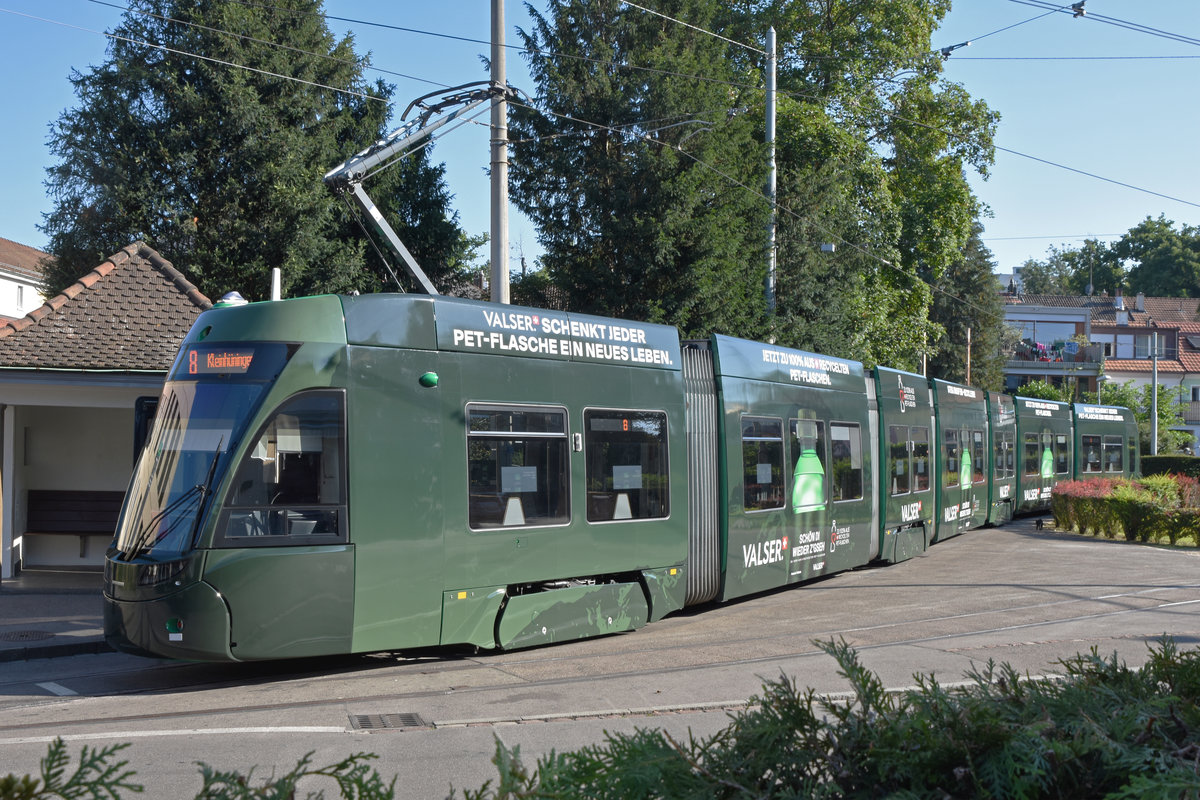 Be 6/8 Flexity 5014, mit der Werbung für Valserwasser, auf der Linie 8, wartet an der Endstation Neuweilerstrasse. Die Aufnahme stammt vom 25.08.2019.