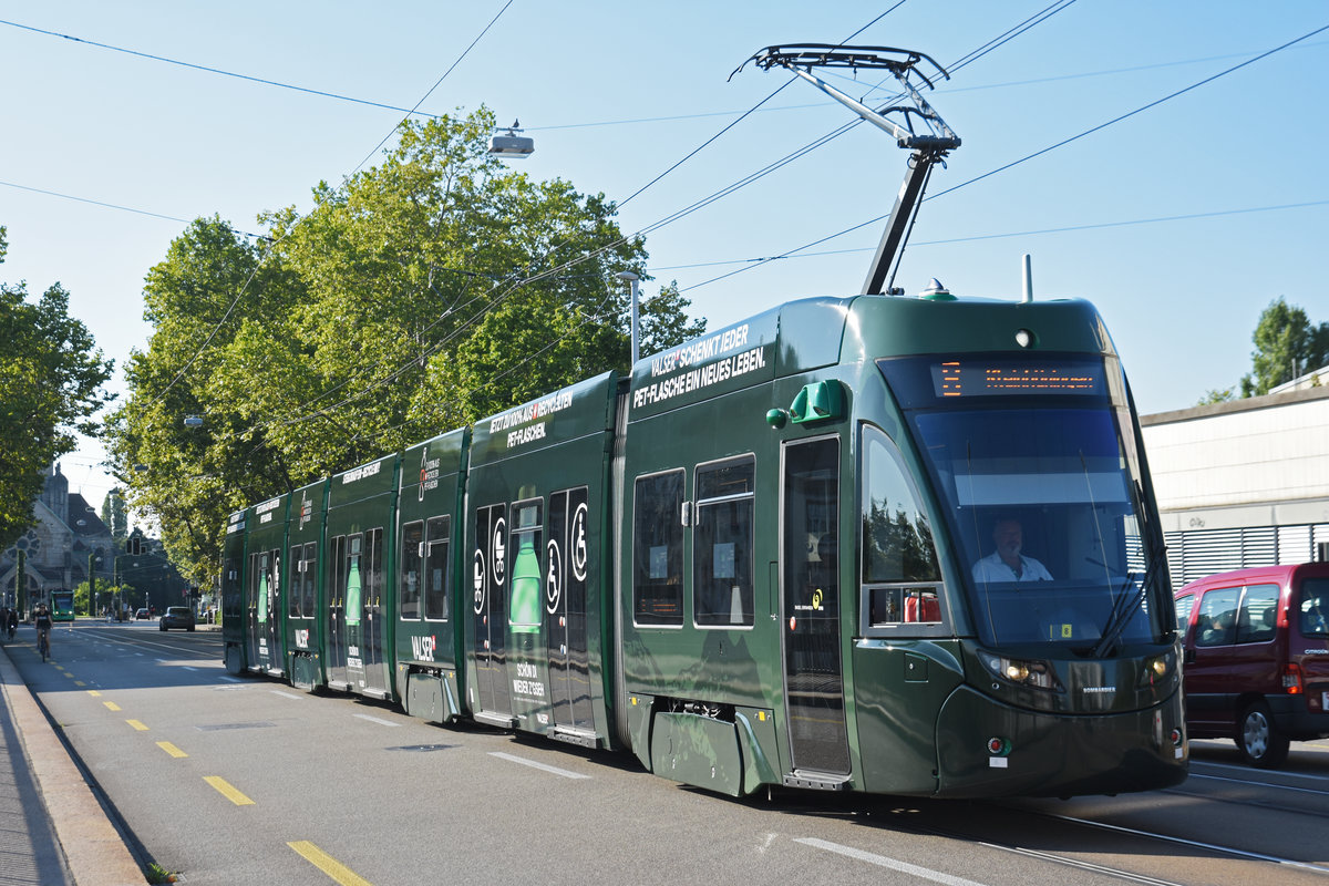 Be 6/8 Flexity 5014, mit der Werbung für Valserwasser, auf der Linie 8, fährt zur Haltestelle Markthalle. Die Aufnahme stammt vom 25.08.2019.