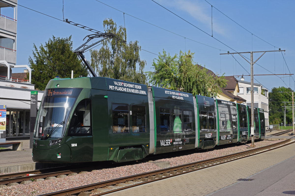 Be 6/8 Flexity 5014 mit der Werbung für Valserwasser, auf der Linie 14, wartet an der Endstation in Pratteln. Die Aufnahme stammt vom 27.08.2019.