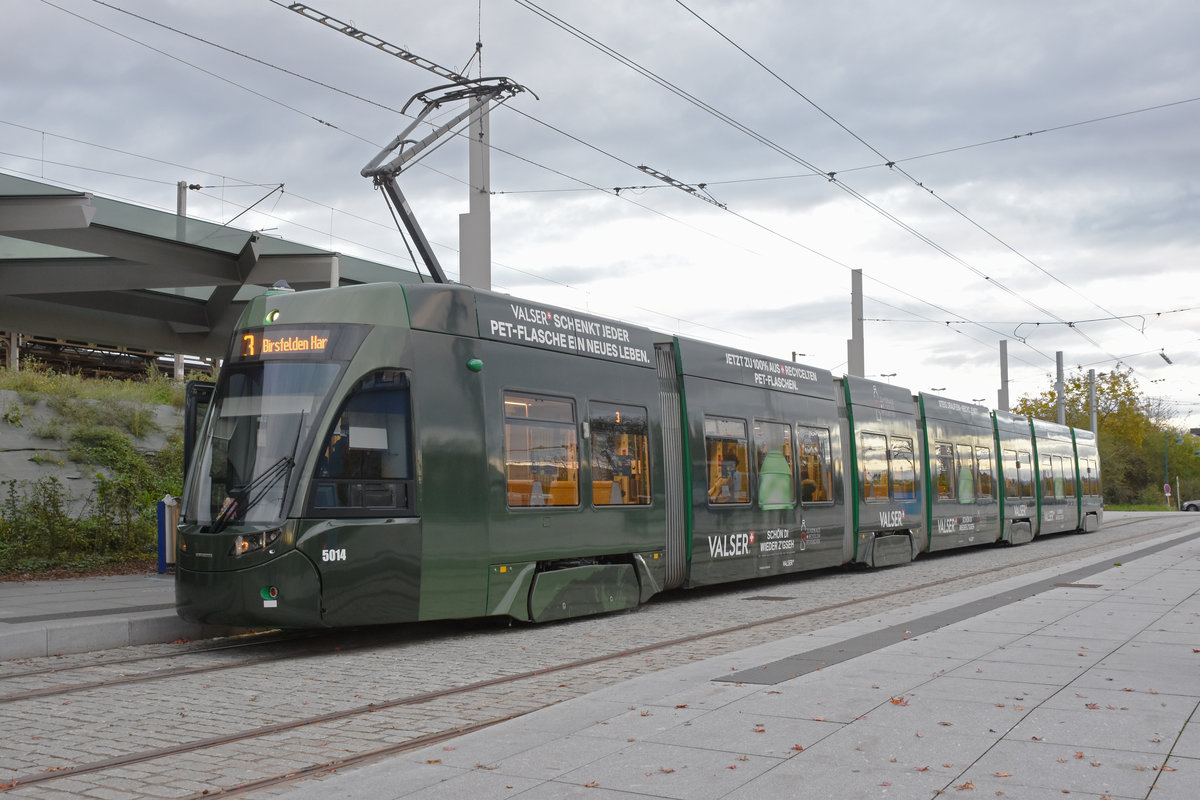 Be 6/8 Flexity 5014, mit der Werbung für Valserwasser, auf der Linie 3, wartet an der Endstation beim Bahnhof Saint Louis. Die Aufnahme stammt vom 06.11.2019.