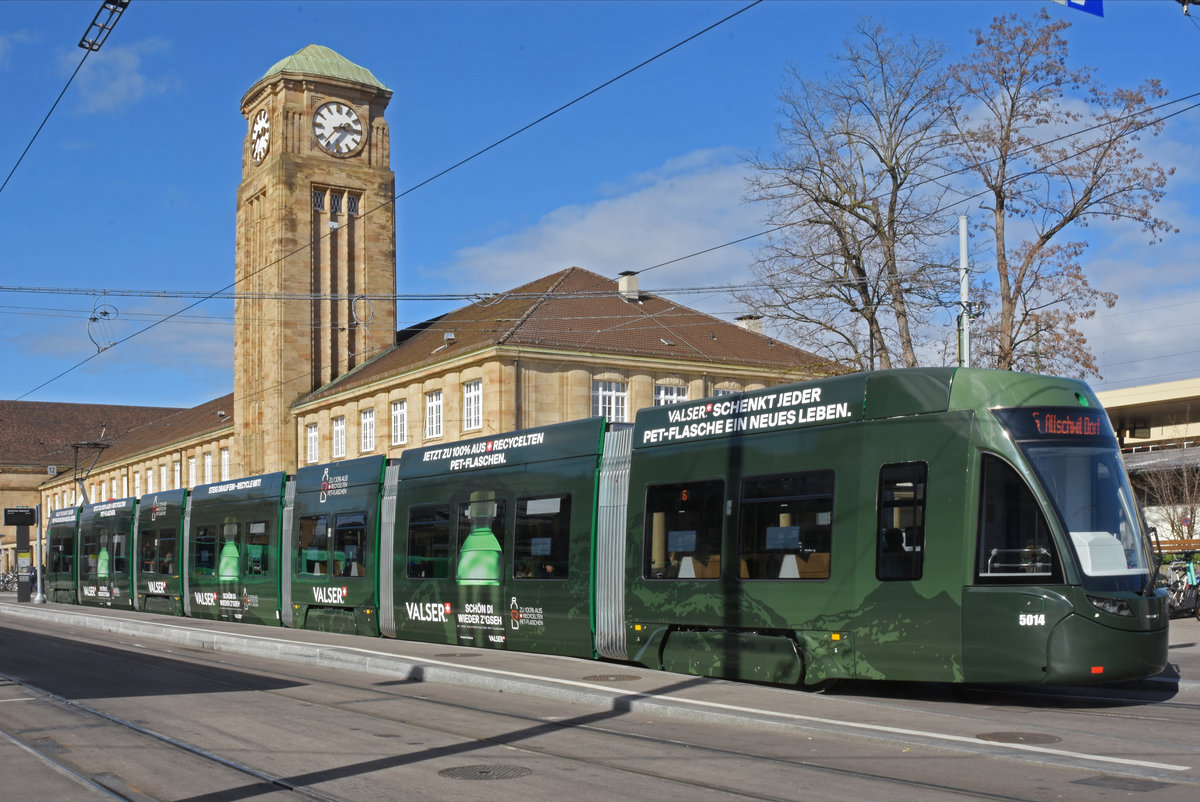 Be 6/8 Flexity 5014 mit der Werbung für Valserwasser, auf der Linie 6, bedient die Haltestelle badischer Bahnhof. Die Aufnahme stammt vom 11.03.2020.
