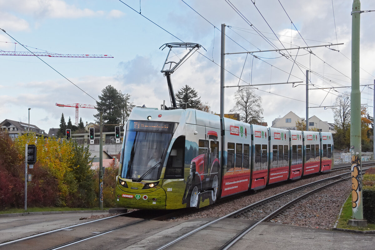 Be 6/8 Flexity 5014 mit der Denner Werbung, auf der Linie 14, fährt Richtung Haltestelle St. Jakob. Die Aufnahme stammt vom 08.11.2021.