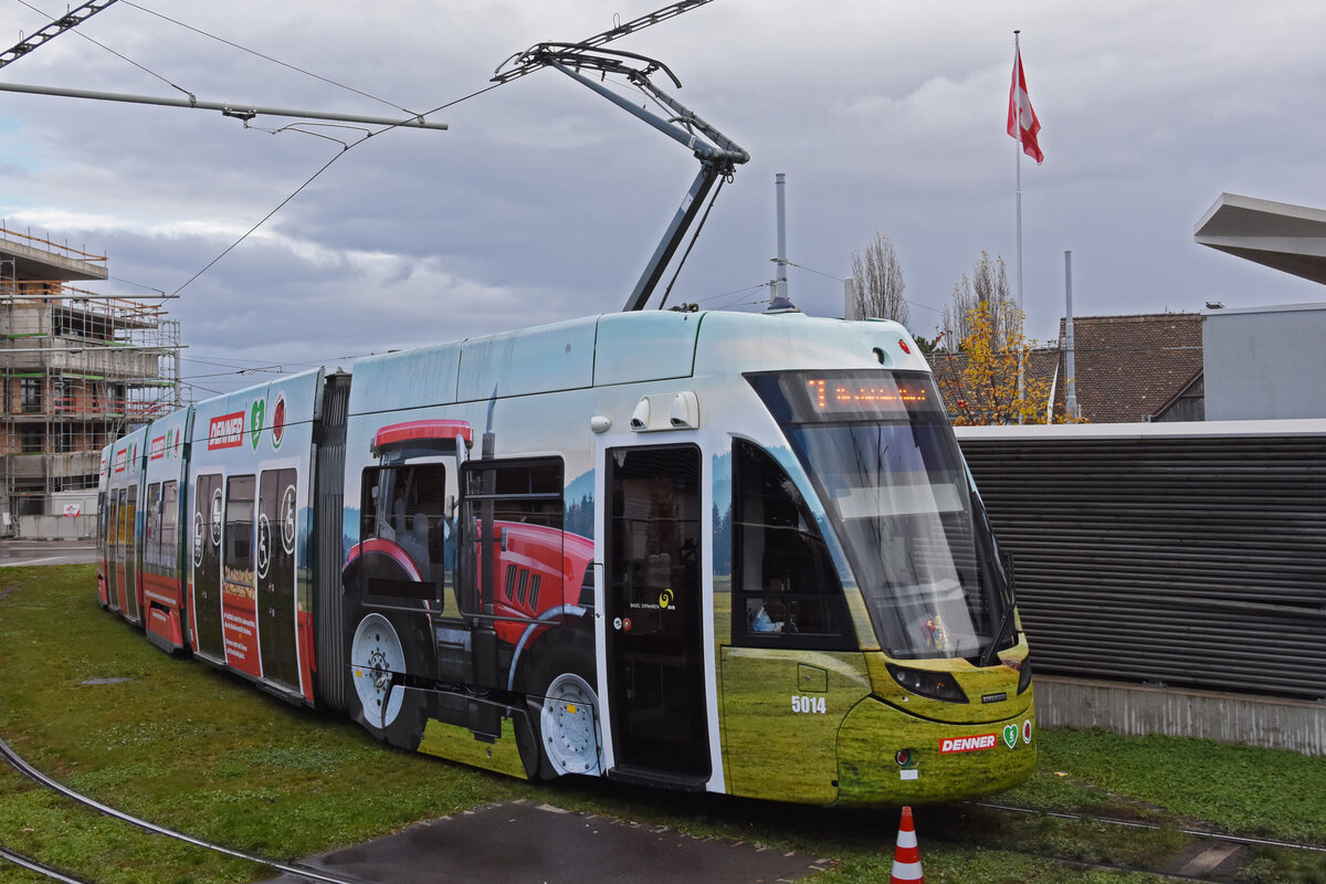 Be 6/8 Flexity 5014 mit der Denner Werbung, auf der Linie 3, wartet in der Schlaufe beim Burgfelderhof. Die Aufnahme stammt vom 27.11.2021.