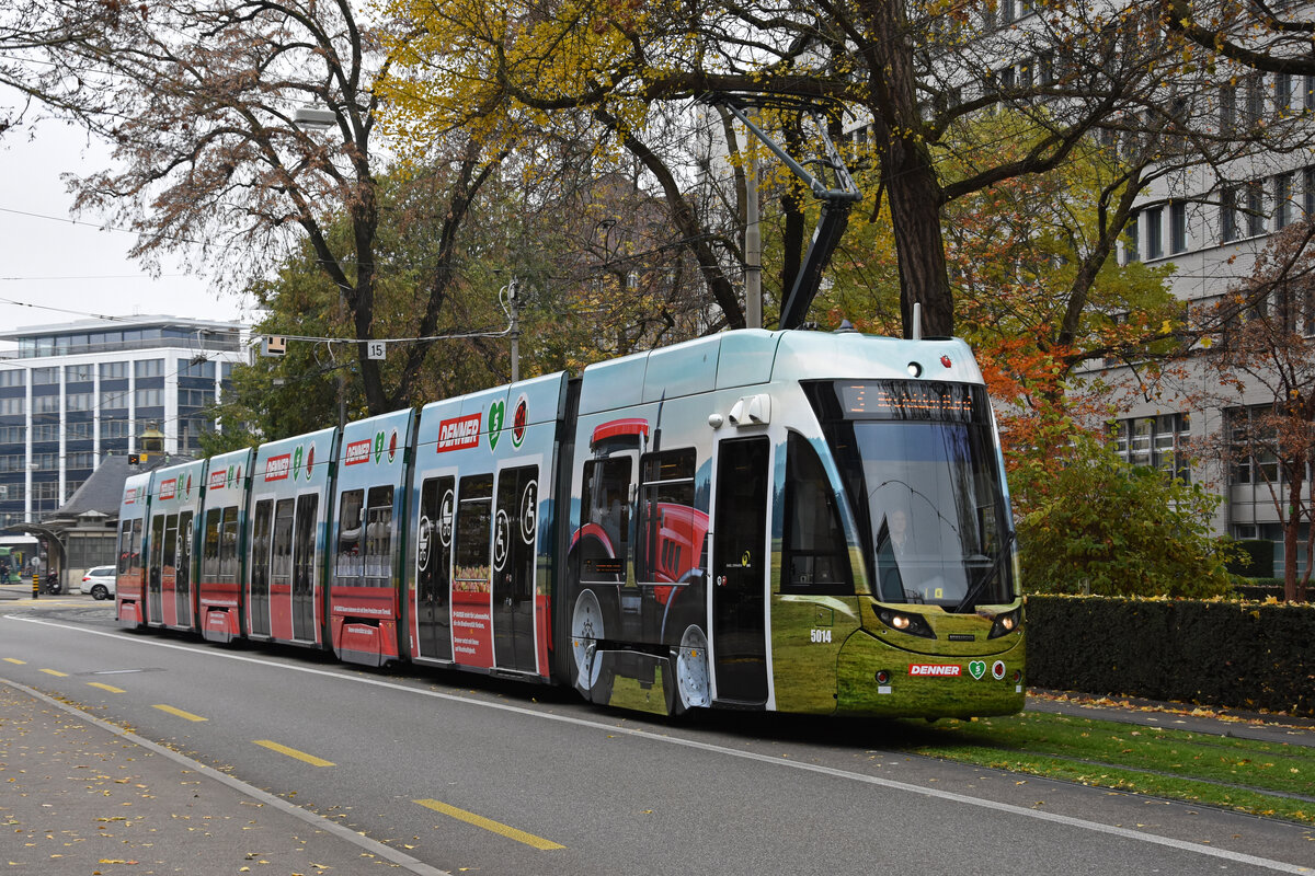 Be 6/8 Flexity 5014 mit der Denner Werbung, auf der Linie 3, fährt zur Haltestelle Hardstrasse. Die Aufnahme stammt vom 21.11.2021.