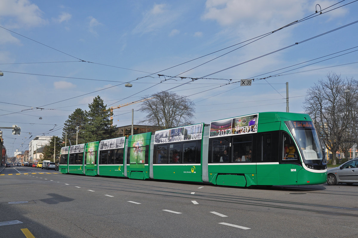 Be 6/8 Flexity 5014, mit einer Teilwerbung für die Muba 2016, auf der Linie 8 fährt zur Haltestelle Wiesenplatz. Die Aufnahme stammt vom 24.03.2016.