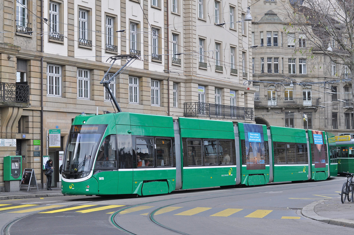 Be 6/8 Flexity 5015, auf der Linie 14, bedient die Haltestelle Schifflände. Die Aufnahme stammt vom 29.11.2017.
