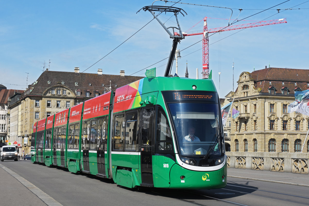 Be 6/8 Flexity 5015, auf der Linie 14, überquert die Mittlere Rheinbrücke. Die Aufnahme stammt vom 12.06.2020.