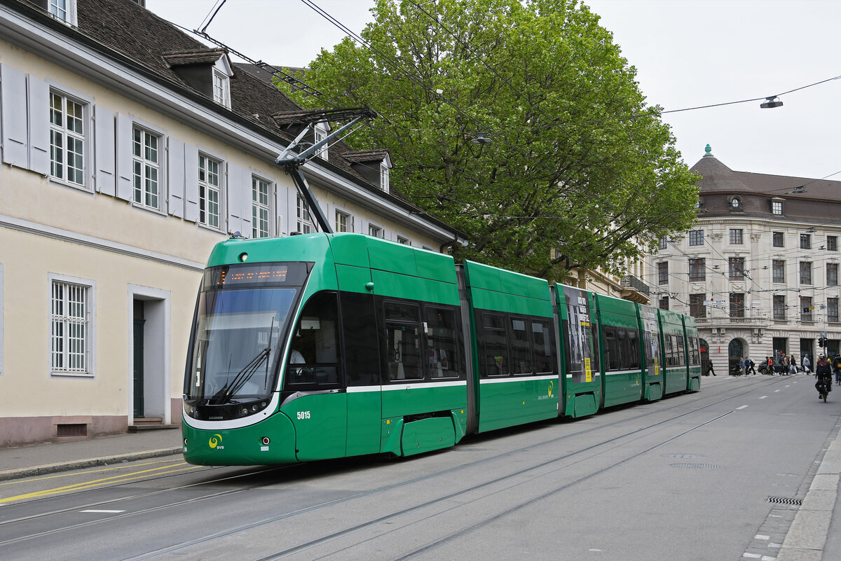 Be 6/8 Flexity 5015, auf der Linie 3, fährt am 04.05.2024 den Steinenberg hinunter zur Haltestelle Barfüsserplatz.