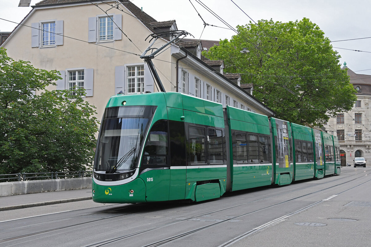 Be 6/8 Flexity 5015, auf der Linie 3, fährt am 27.05.2024 den Steinenberg hinunter zur Haltestelle Barfüsserplatz.