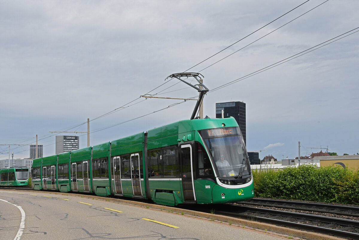 Be 6/8 Flexity 5015, auf der wegen einer Grossbaustelle zwischen Hardstrasse und Pratteln umgeleiteten Linie 14, fährt am 17.06.2024 zur Endstation M-Parc. Aufnahme Basel.