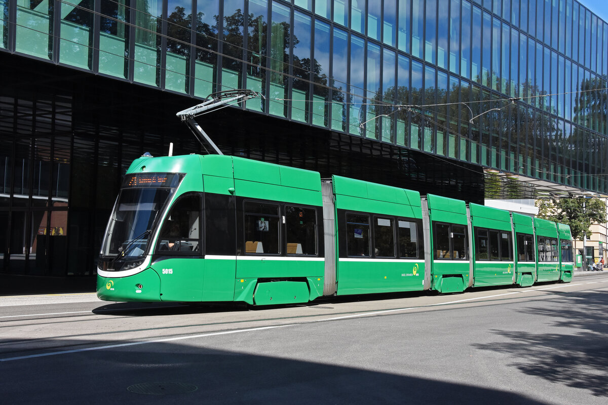 Be 6/8 Flexity 5015, auf der Verlängerten Linie 21, fährt am 02.09.2025 zur Haltestelle Messeplatz. Aufnahme Basel.