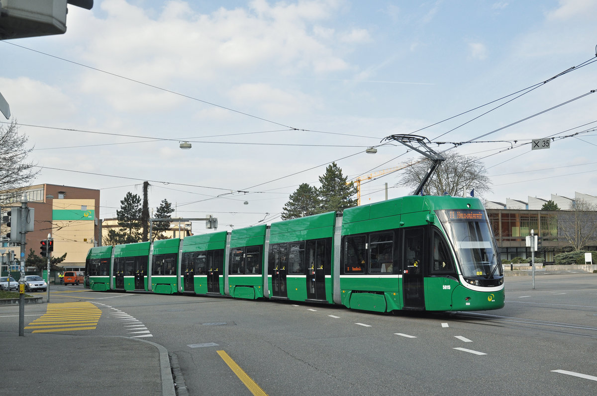 Be 6/8 Flexity 5015, auf der Linie 8, fährt zur Haltestelle CIBA. Die Aufnahme stammt vom 24.03.2016.