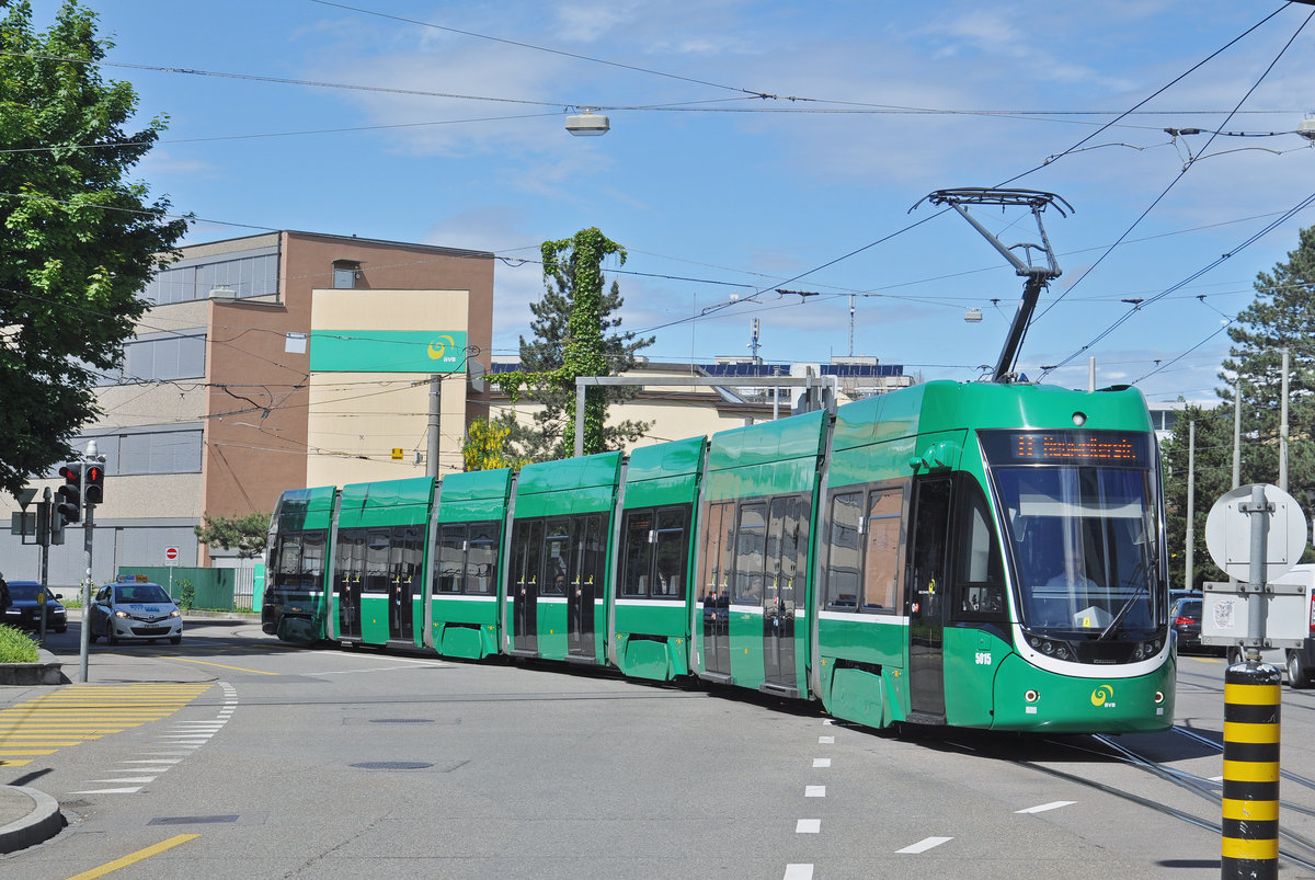 Be 6/8 Flexity 5015 fährt zur Haltestelle CIBA. Die Aufnahme stammt vom 14.05.2017.