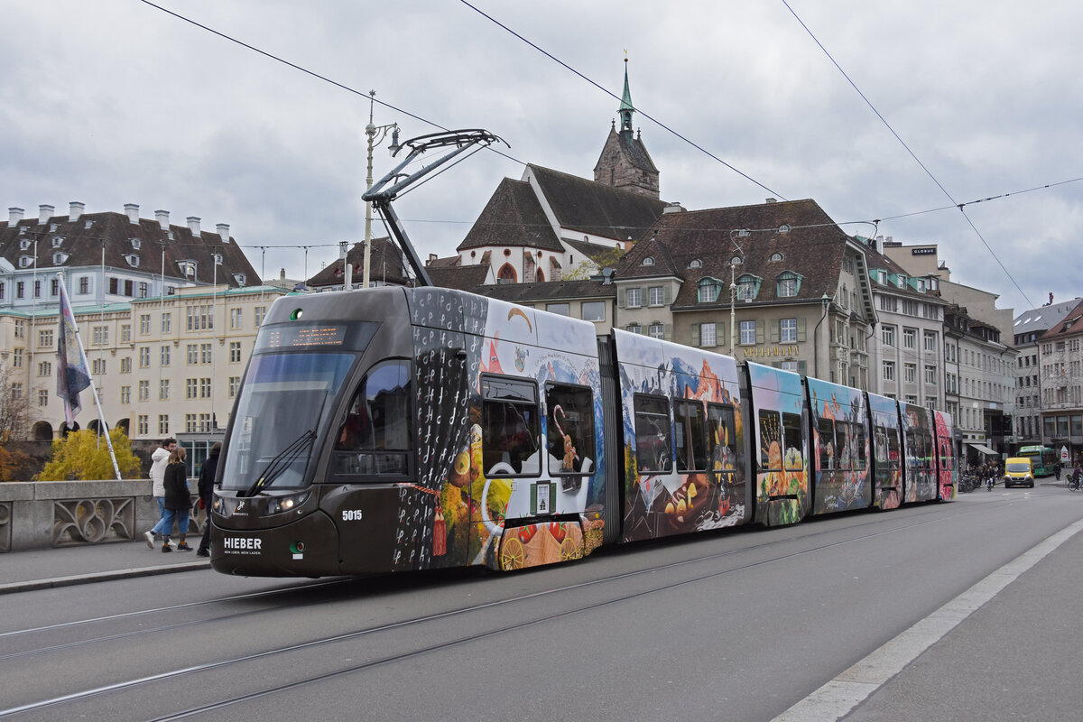 Be 6/8 Flexity 5015 mit der Hieber Werbung, auf der Linie 8, überquert die Mittlere Rheinbrücke. Die Aufnahme stammt vom 17.11.2021.