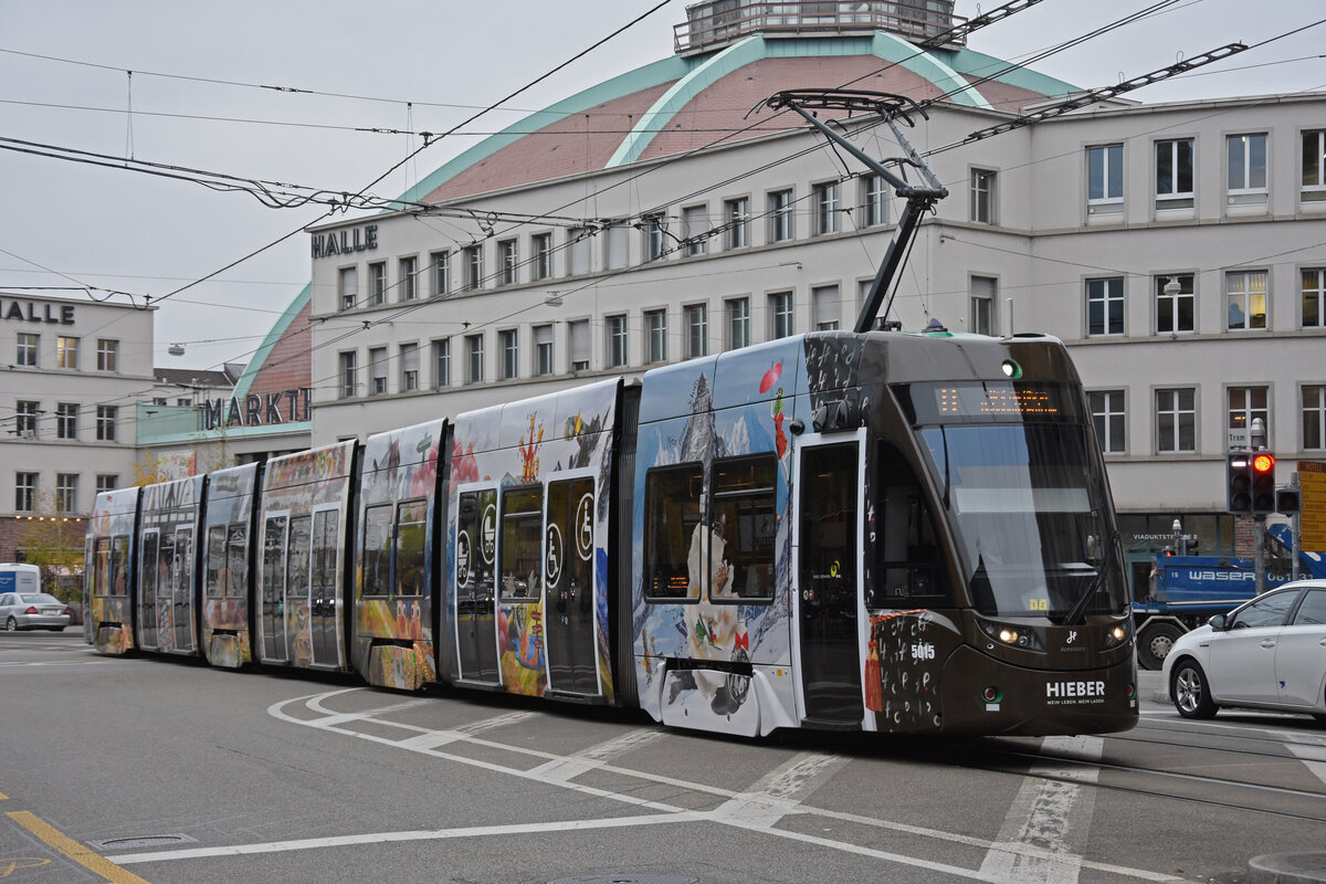 Be 6/8 Flexity 5015 mit der Hieber Werbung, auf der Linie 8, fährt zur Haltestelle beim Bahnhof SBB. Die Aufnahme stammt vom 16.11.2021.