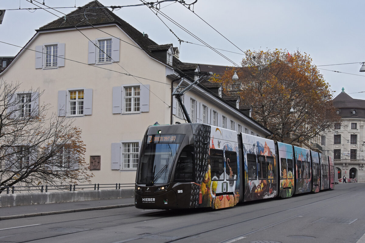 Be 6/8 Flexity 5015 mit der Hieber Werbung, auf der Linie 3, fährt den Steinenberg hinunter zur Haltestelle Barfüsserplatz. Die Aufnahme stammt vom 24.11.2021.