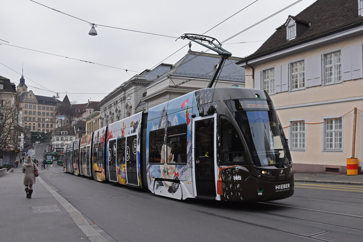 Be 6/8 Flexity 5015 mit der Hieber Werbung, auf der Linie 3, fährt den Steinenberg hoch zur Haltestelle Bankverein. Die Aufnahme stammt vom 24.11.2021.