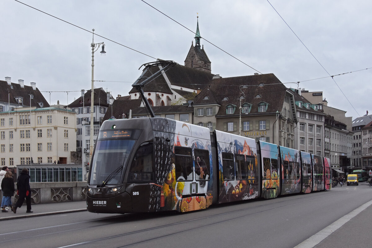 Be 6/8 Flexity 5015 mit der Hieber Werbung, auf der Linie 8, überquert die Mittlere Rheinbrücke. Die Aufnahme stammt vom 17.11.2021.