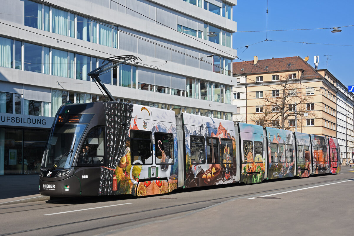 Be 6/8 Flexity 5015 mit der Hieber Werbung, auf der wegen der Basler Fasnacht verlängerten Linie 14, bedient die Haltestelle Gewerbeschule. Die Aufnahme stammt vom 08.03.2022.