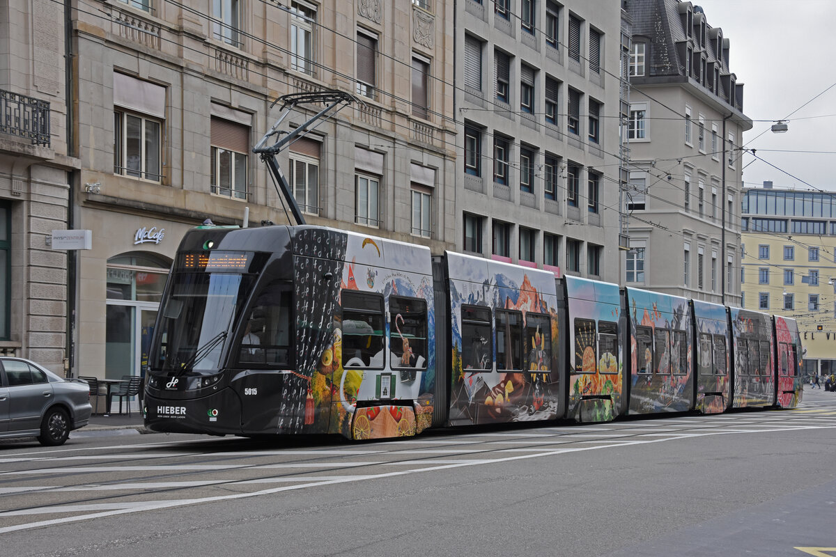 Be 6/8 Flexity 5015 mit der Hieber Werbung, auf der Linie 8, fährt am 30.09.2022 durch die Centralbahnstrasse.