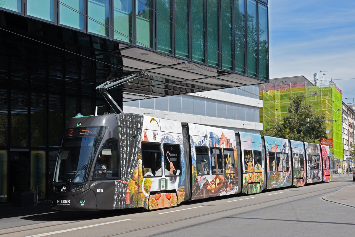 Be 6/8 Flexity 5015 mit der Hieber Werbung, auf der Linie 2, verlässt am 24.08.2022 die Haltestelle Gewerbeschule.