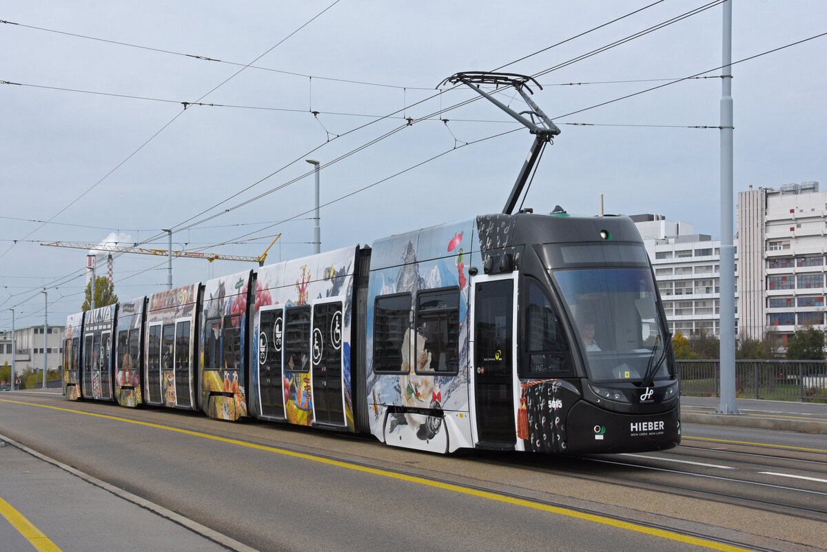 Be 6/8 Flexity 5015 mit der Hieber Werbung, auf der Linie 1, überquert am 03.11.2022 die Dreirosenbrücke.