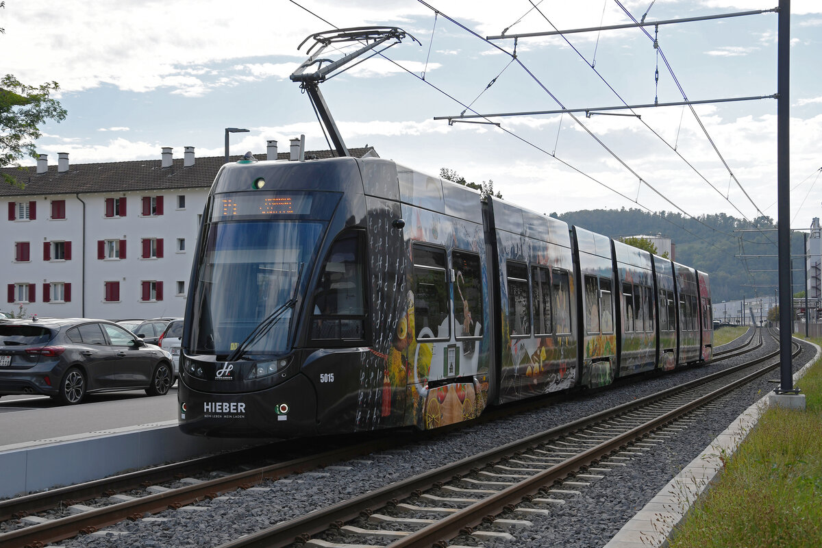Be 6/8 Flexity 5015 mit der Hieber Werbung, auf der Linie 14, fährt am 19.08.2023 bei der Haltestelle Gempenstrasse ein.