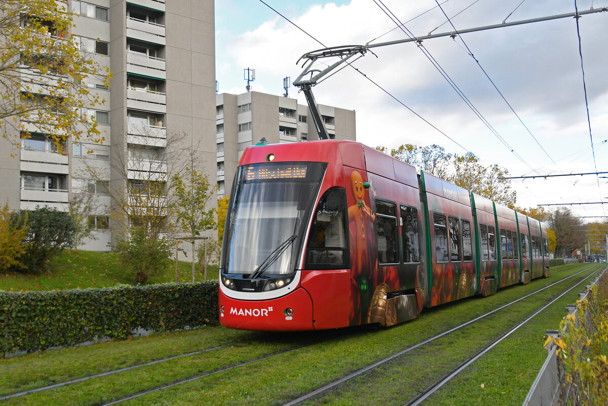 Be 6/8 Flexity 5015 mit der Manor Werbung, auf der Linie 6, fährt am 03.11.2025 zur Haltestelle Hirzbrunnen/Claraspital. Aufnahme Basel.