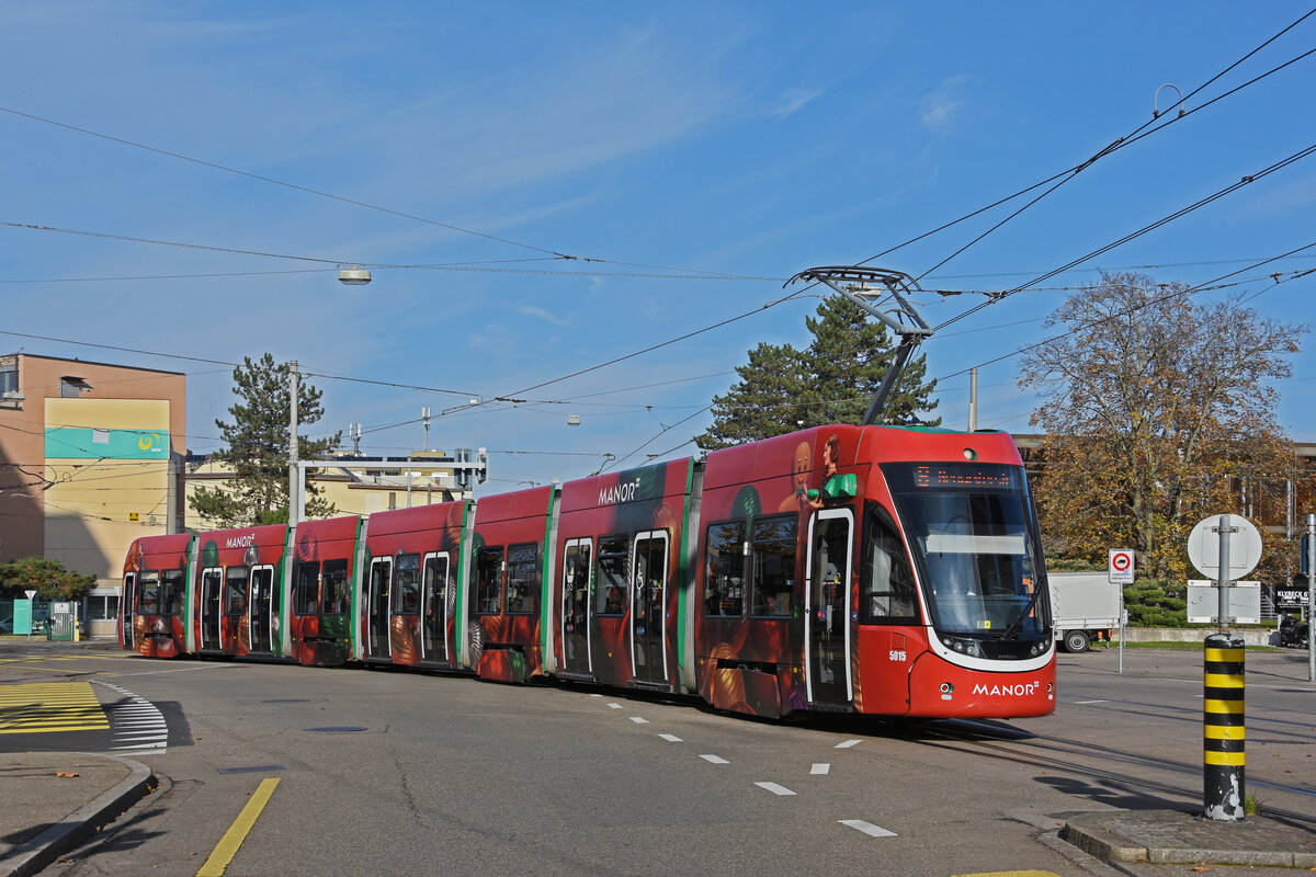 Be 6/8 Flexity 5015 mit der Manor Werbung, auf der Linie 8, fährt am 10.11.2025 bei der Haltestelle CIBA ein. Aufnahme Basel.