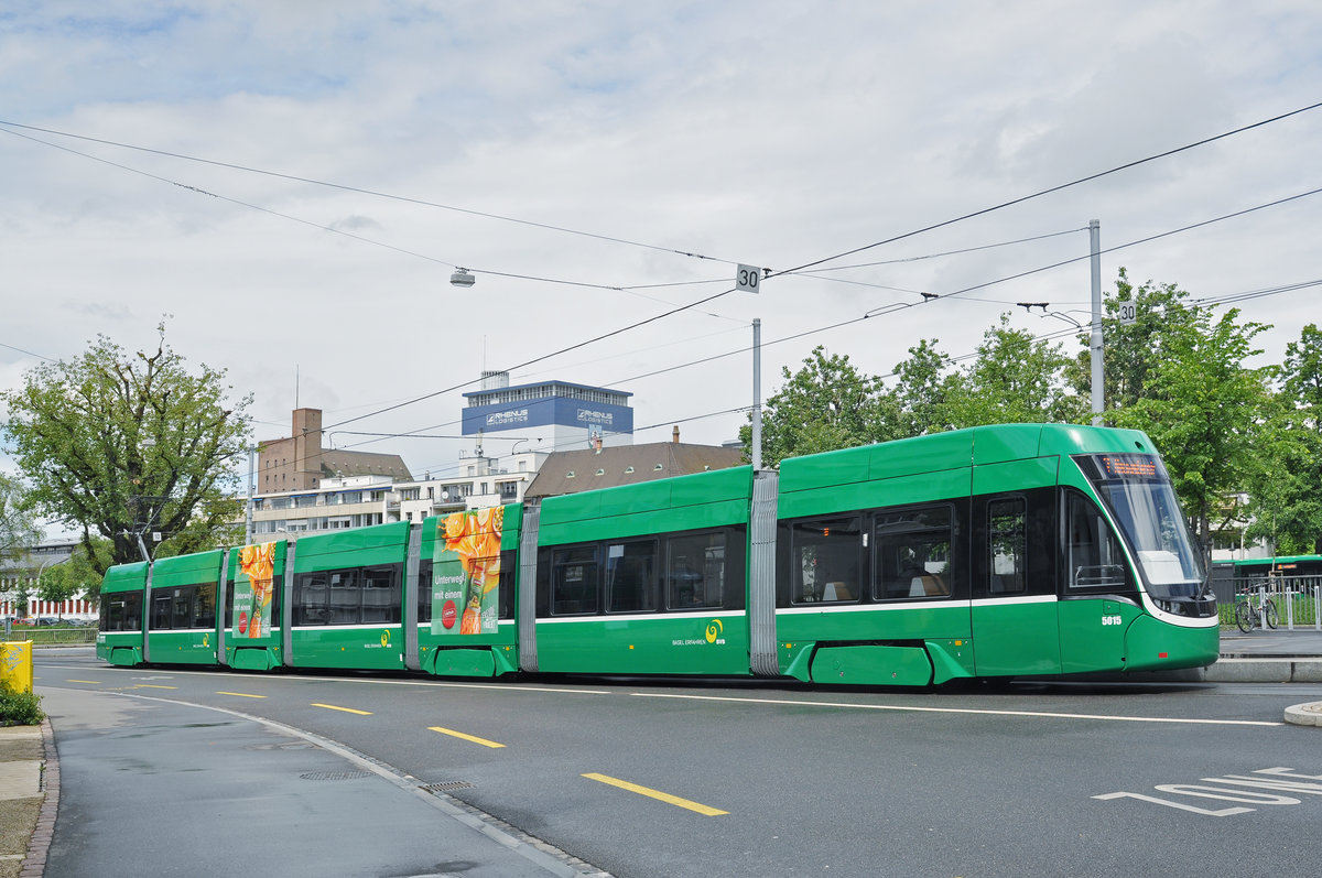 Be 6/8 Flexity 5015 wartet an der Haltestelle Kleinhüningen. Die Aufnahme stammt vom 14.05.2017.