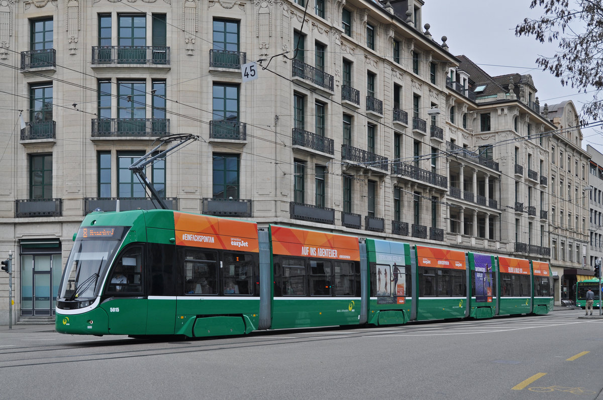 Be 6/8 Flexity 5015,mit einer Teilwerbung für easy Jet, fährt zur Haltestelle der Linie 8 an der Markthalle.. Die Aufnahme stammt vom 05.04.2016.