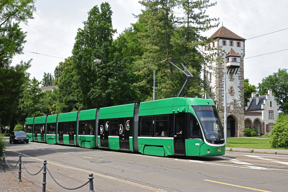Be 6/8 Flexity 5016, auf der Linie 3, fährt zur Haltestelle St. Alban Tor. Die Aufnahme stammt vom 26.05.2018.