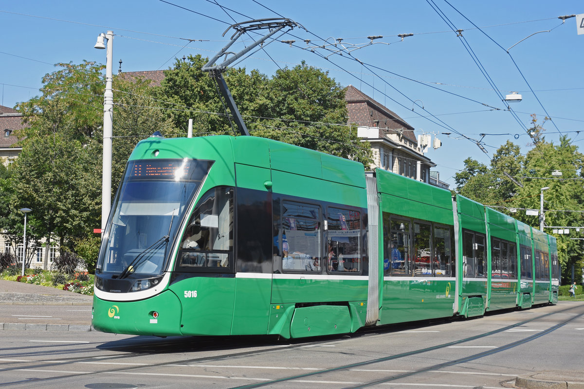 Be 6/8 Flexity 5016, auf der Linie 8, fährt zur Haltestelle am Bahnhof SBB. Die Aufnahme stammt vom 05.09.2018.