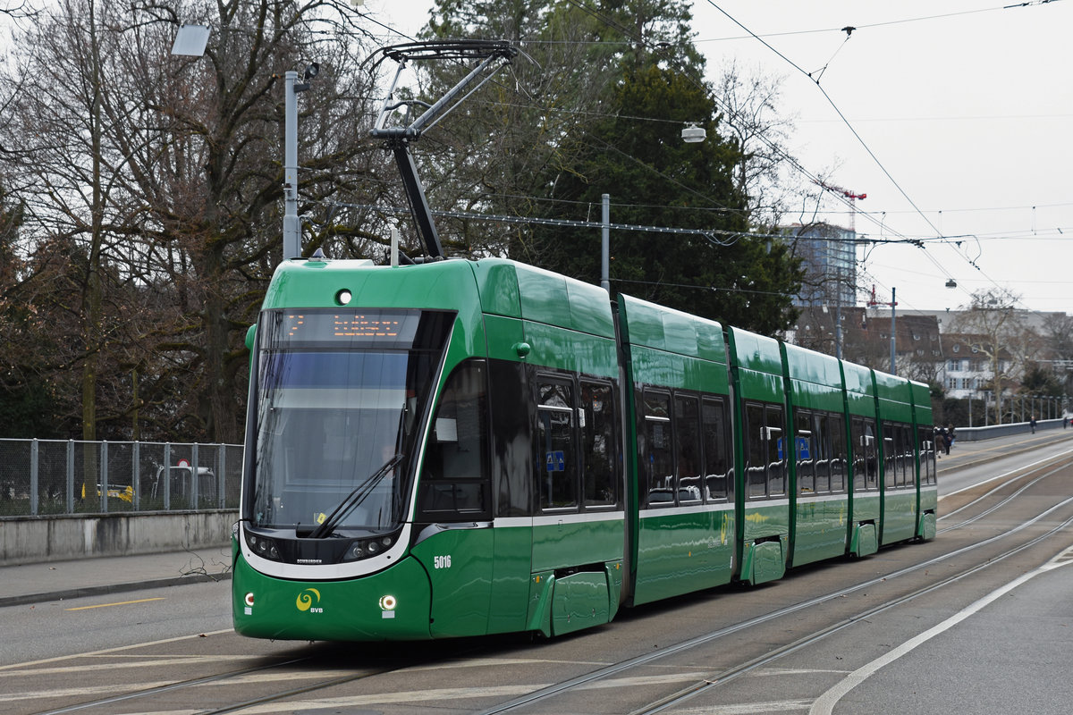 Be 6/8 Flexity 5016, auf der Linie 2, fährt zur Haltestelle Wettsteinplatz. Die Aufnahme stammt vom 10.02.2019.
