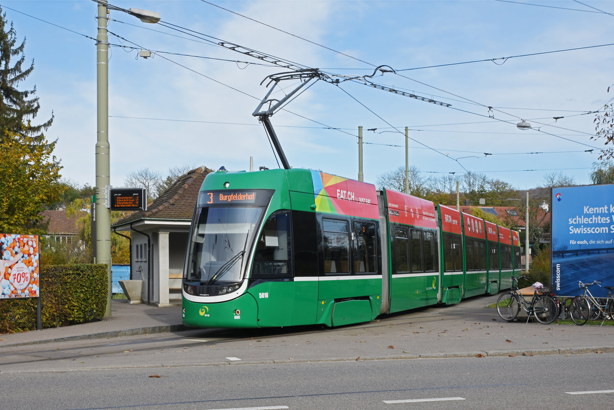 Be 6/8 Flexity 5016, auf der Linie 3, wartet an der Endstation in Birsfelden. Die Aufnahme stammt vom 14.11.2019.