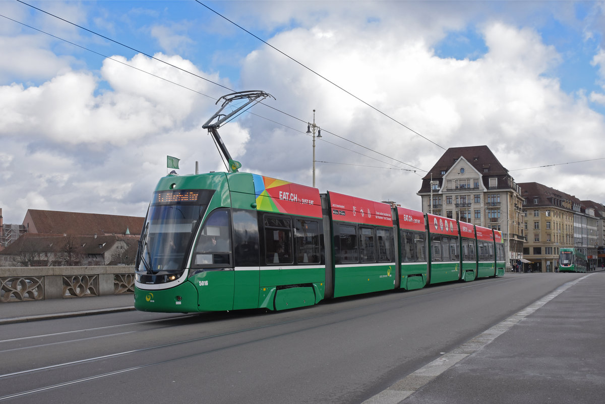 Be 6/8 Flexity 5016, auf der Linie 6, überquert die Mittlere Rheinbrücke. Die Aufnahme stammt vom 03.03.2020.