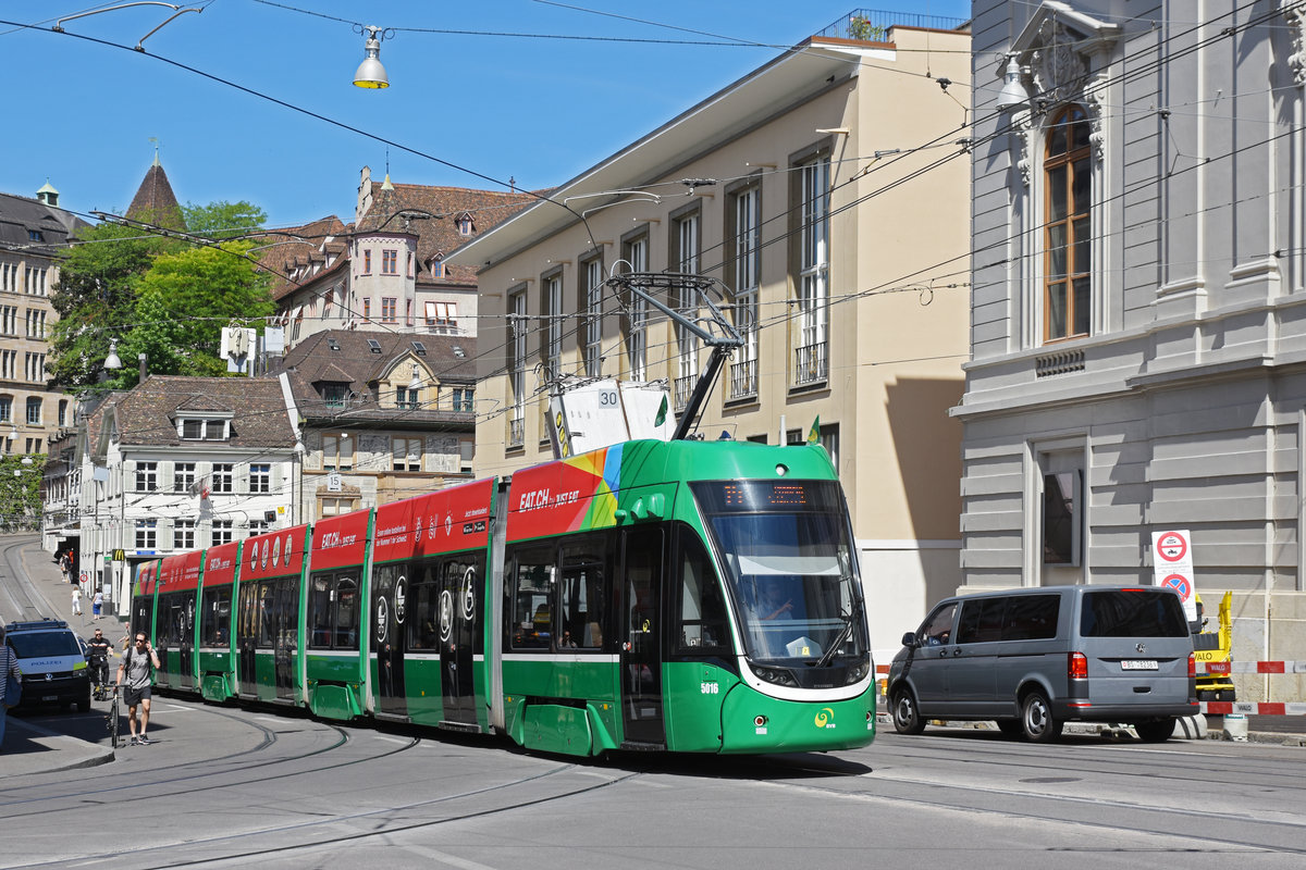Be 6/8 Flexity 5016, auf der Linie 14, fährt den Steinenberg hoch zur Haltestelle Bankverein. Die Aufnahme stammt vom 09.07.2020.