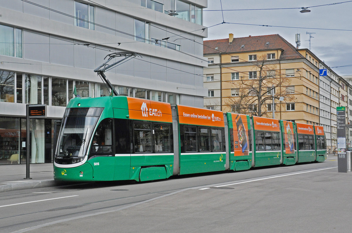 Be 6/8 Flexity 5016, auf der Linie 6, bedient die Haltestelle Gewerbeschule. Die Aufnahme stammt vom 02.11.2020.