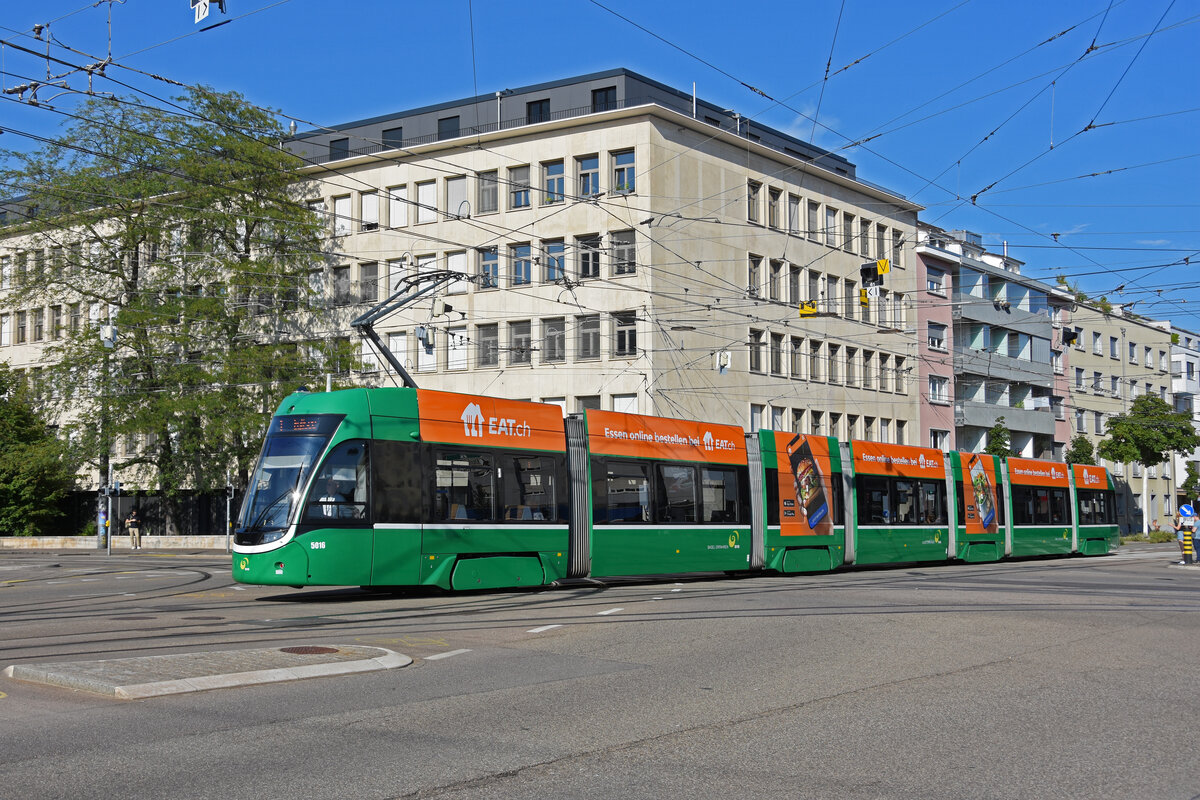 Be 6/8 Flexity 5016, auf der Linie 1, fährt bei der Haltestelle Dreirosenbrücke ein. Die Aufnahme stammt vom 03.09.2021.
