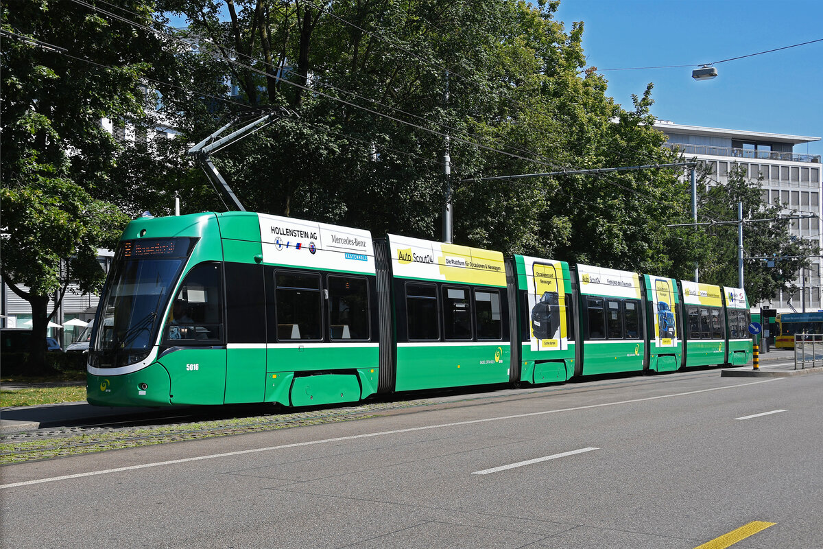 Be 6/8 Flexity 5016, auf der Linie 8, bedient am 11.07.2023 die Haltestelle am Aeschenplatz.