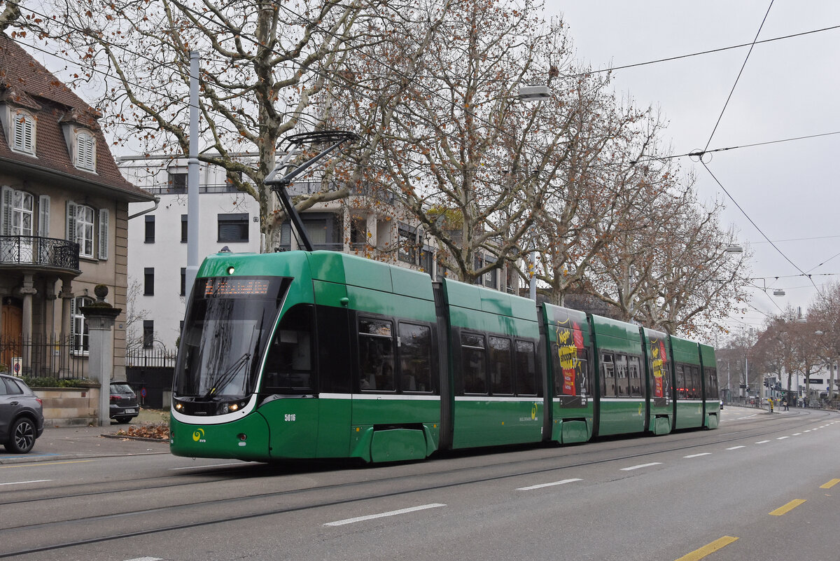 Be 6/8 Flexity 5016, auf der wegen einer Grossbaustelle umgeleiteten Linie 6, fährt am 22.11.2025 zur Haltestelle Schützenhaus. Aufnahme Basel.