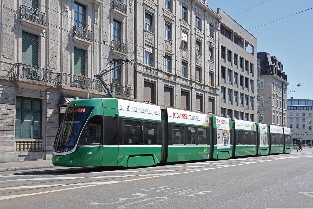 Be 6/8 Flexity 5016, auf der Linie 8, fährt am 01.05.2026 zur Haltestelle Markthalle. Aufnahme Basel.