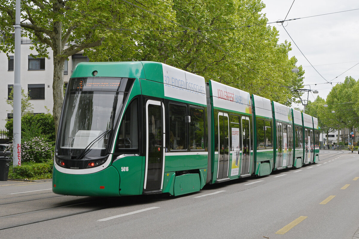 Be 6/8 Flexity 5016, auf der wegen einer Baustelle umgeleiteten Linie 3, f�hrt am 04.05.2026 zur Haltestelle ZOO Bachletten. Aufnahme Basel.