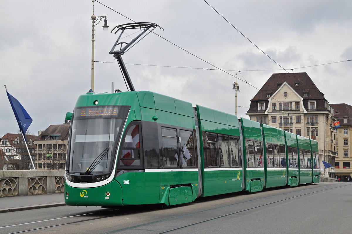 Be 6/8 Flexity 5016, auf der Linie 8, überquert die Mittlere Rheinbrücke. Die Aufnahme stammt vom 08.03.2016.