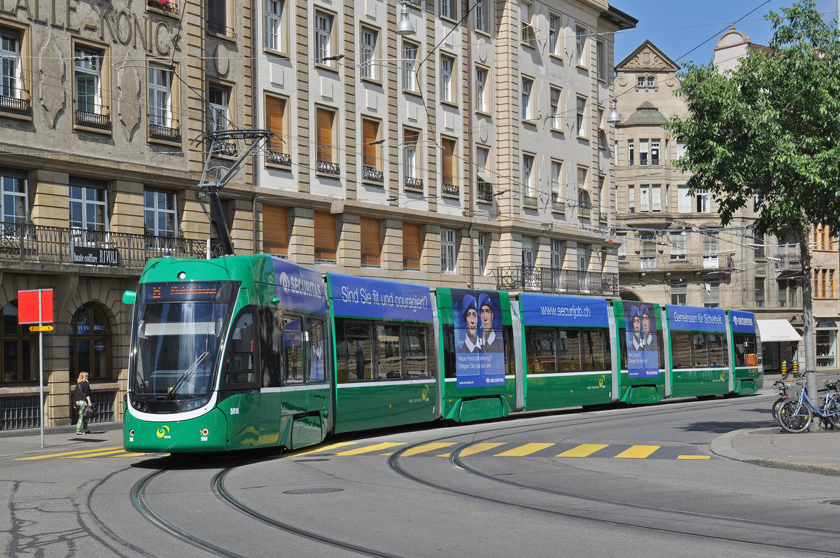 Be 6/8 Flexity 5016, auf der Linie 8, verlässt die Haltestelle an der Schifflände und überquert die Mittlere Rheinbrücke. Die Aufnahme stammt vom 27.06.2016.