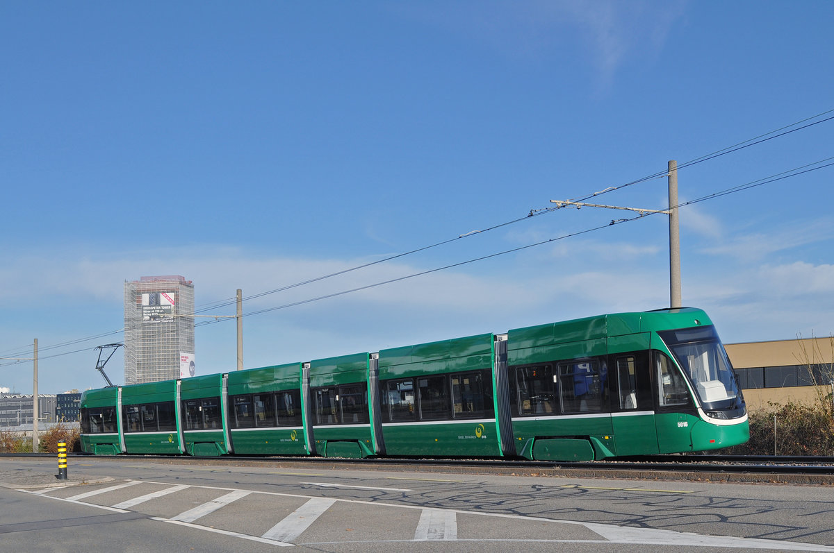 Be 6/8 Flexity 5016 fährt zur Haltestelle Münchensteinerstrasse. Anschließend setzt der Wagen auf der Linie 3 ein. Die Aufnahme stammt vom 20.11.2016. 
