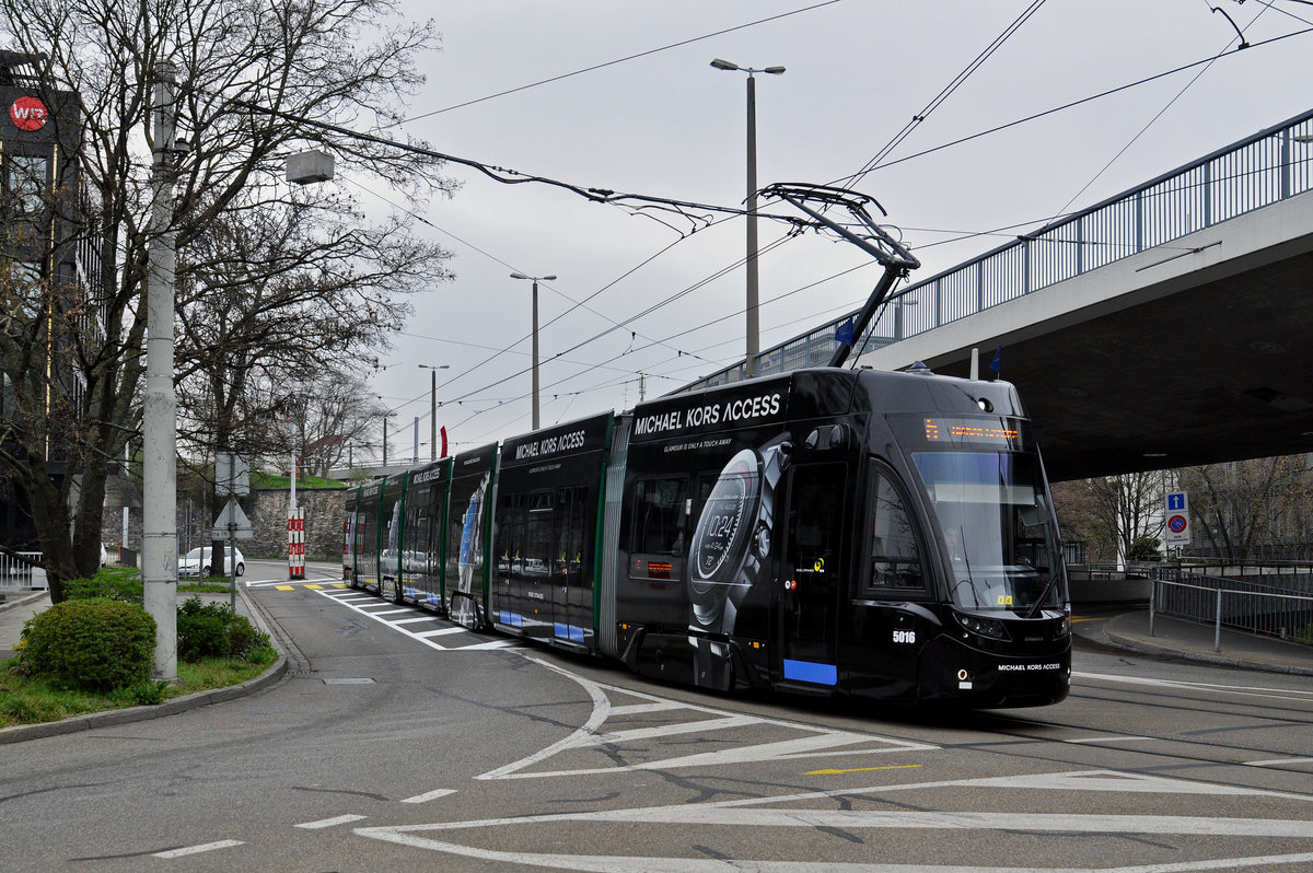 Be 6/8 Flexity 5016, mit der Werbung für Michael Kors, fährt zur Haltestelle der Linie 6 an der Heuwaage. Die Aufnahme stammt vom 24.03.2017.