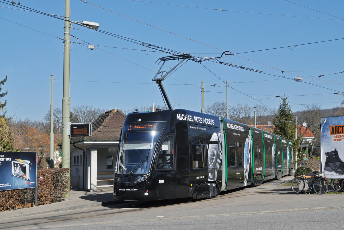 Be 6/8 Flexity 5016, mit der Werbung für Michael Kors, wartet an der Endstation der Linie 3 in Birsfelden. Die Aufnahme stammt vom 27.02.2017.