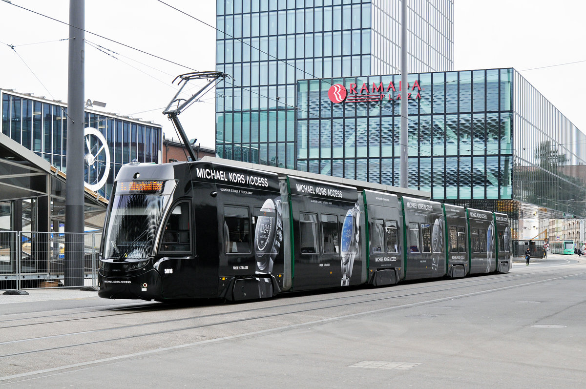 Be 6/8 Flexity 5016, mit der Werbung für Michael Kors, fährt zur Haltestelle Messeplatz. Die Aufnahme stammt vom 04.03.2017.