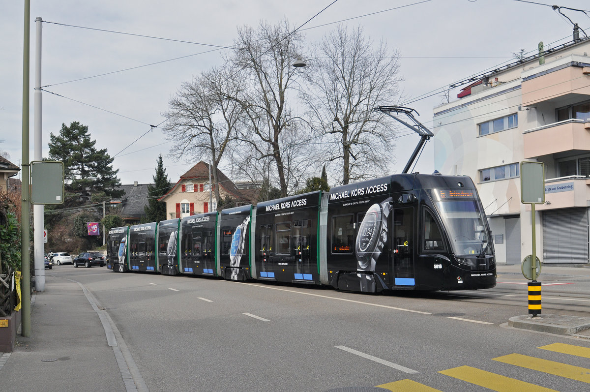 Be 6/8 Flexity 5016, mit der Werbung für Michael Kors, fährt zur Haltestelle Gartenstrasse. Die Aufnahme stammt vom 04.03.2017.